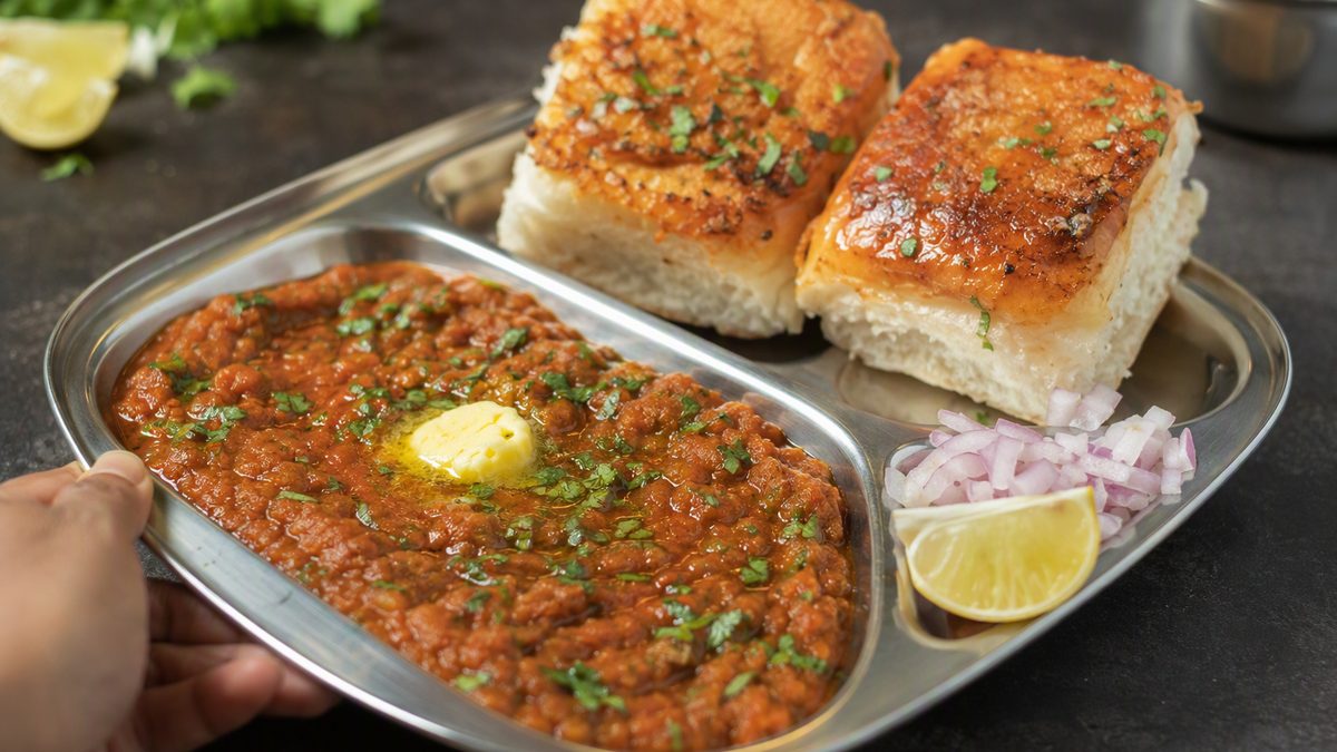 Pav bhaji plate with butter-toasted pav, onion and lemon