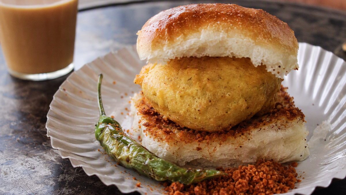 Vada pav with fried green chilli and dry garlic chutney