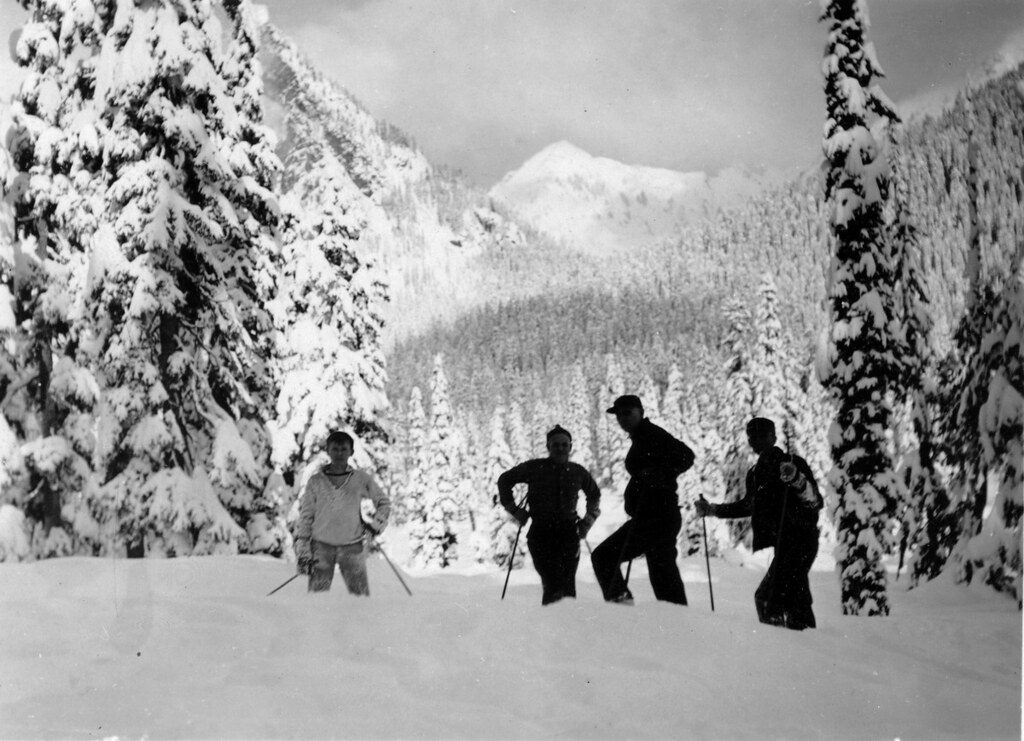 Hydration and Electrolyte Timing for Skiers and Snowboarders